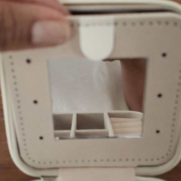 Small Travel Jewelry Case l A - Picture 5 of 8